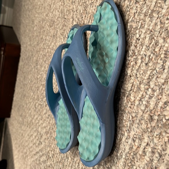 Textured flip flops, size 40 (fits size 8-9 Canadian sizes) - Picture 2 of 3